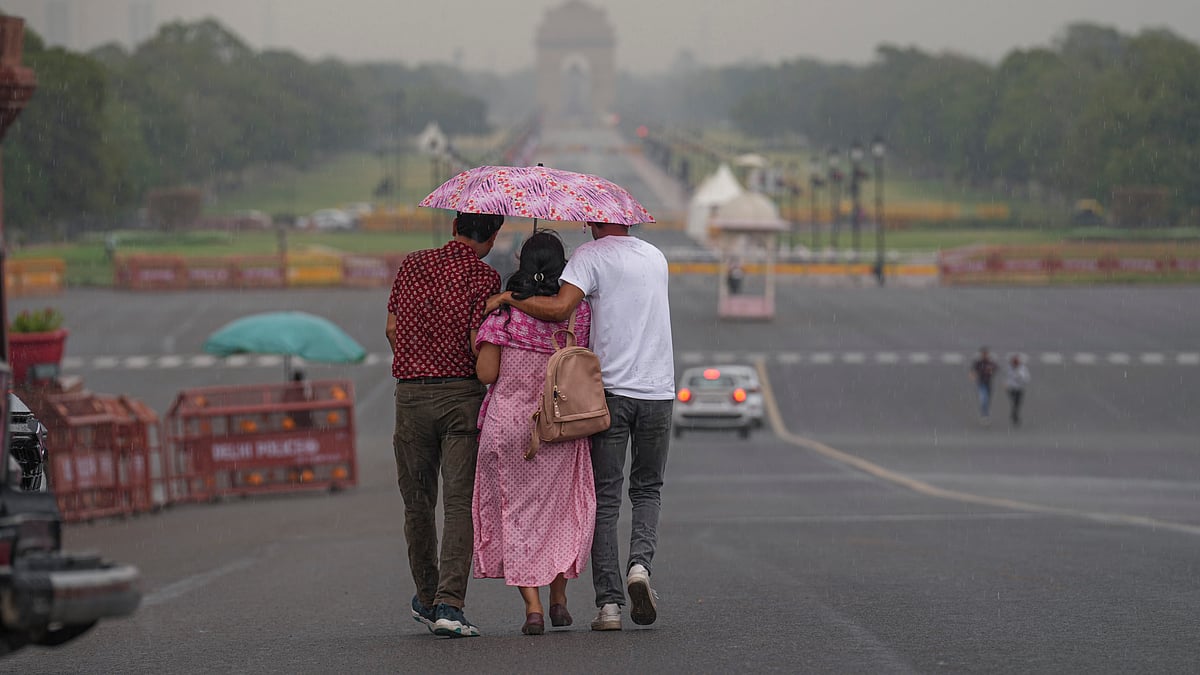 राजधानी दिल्ली में बारिश होने पर भीषण गर्मी से राहत