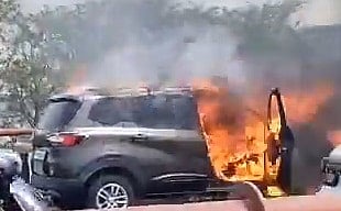 नोएडा में चलती कार में लगी भीषण आग, चालक ने कूदकर बचाई जान