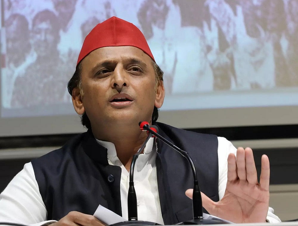 यूपी पुलिस में 'आउटसोर्सिंग' पर अखिलेश का तंज- बीजेपी कहीं सरकार को ही आउटसोर्स न कर दे
