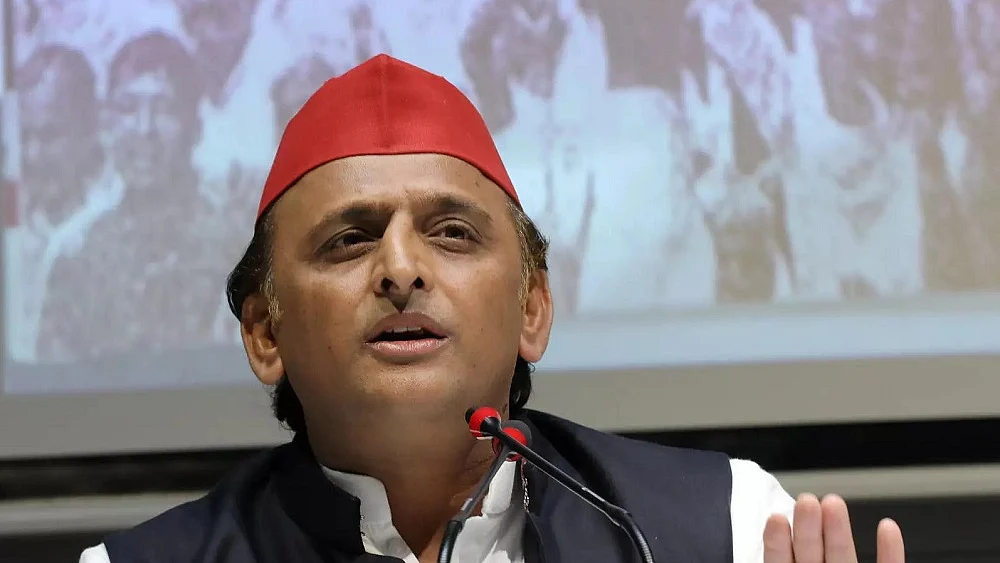 यूपी पुलिस में 'आउटसोर्सिंग' पर अखिलेश का तंज- बीजेपी कहीं सरकार को ही आउटसोर्स न कर दे