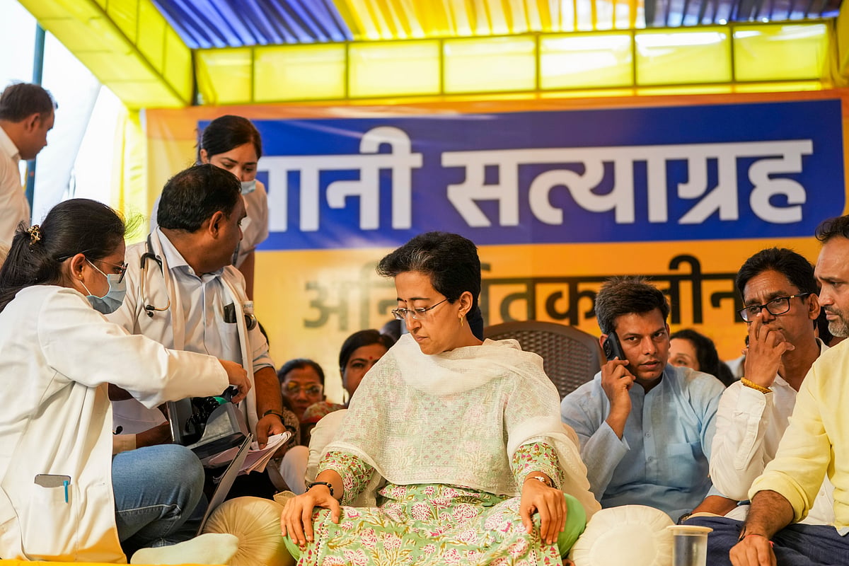 दिल्ली जल संकट: भूख हड़ताल पर बैठीं आतिशी की तबीयत बिगड़ी, एलएनजेपी अस्पताल में कराया भर्ती