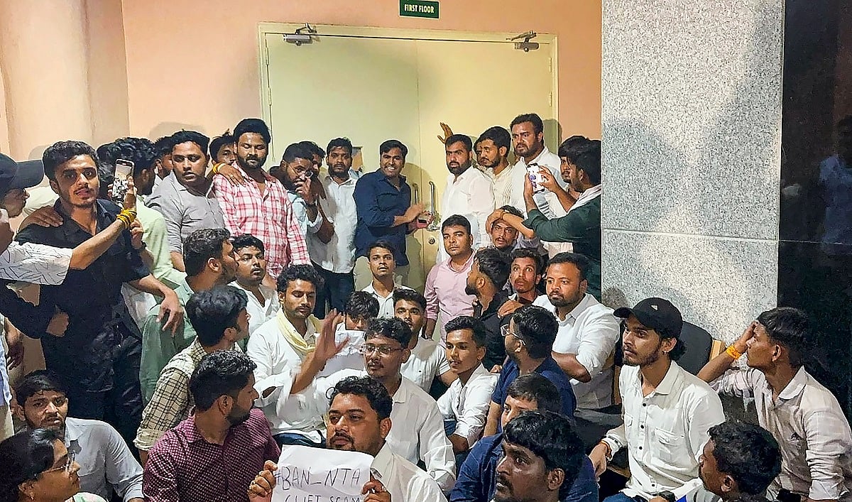 NEET-UG परीक्षाओं में धांधली के खिलाफ NSUI ने NTA दफ्तर में घुसकर की नारेबाजी, ऑफिस पर जड़ा ताला