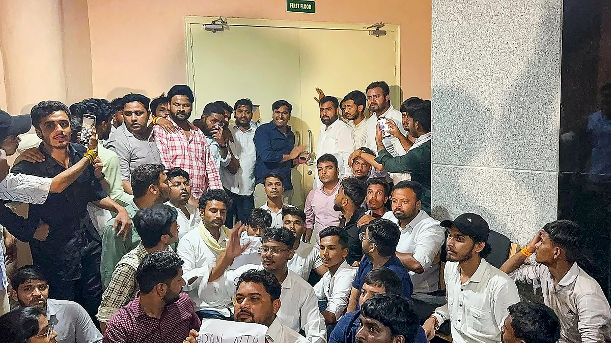NEET-UG परीक्षाओं में धांधली के खिलाफ NSUI ने NTA दफ्तर पर जड़ा ताला