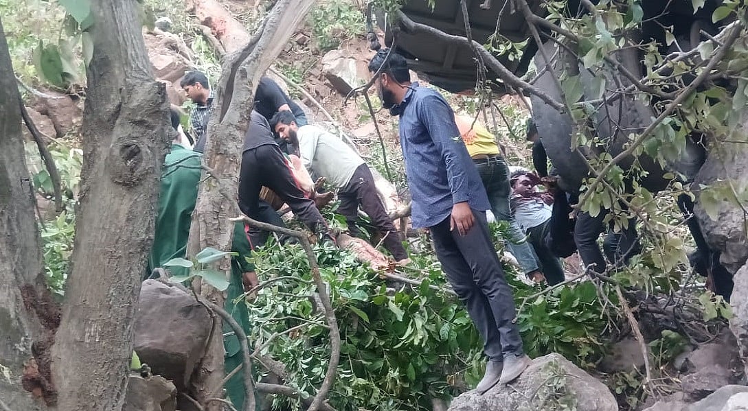जम्मू-कश्मीर में आतंकी हमले के बाद खाई में गिरी बस, 10 लोगों की मौत, 33 यात्री घायल