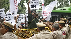 यूजीसी-नेट का एग्जाम कैंसिल होने से छात्र खफा, दिल्ली की सड़कों पर जोरदार प्रदर्शन