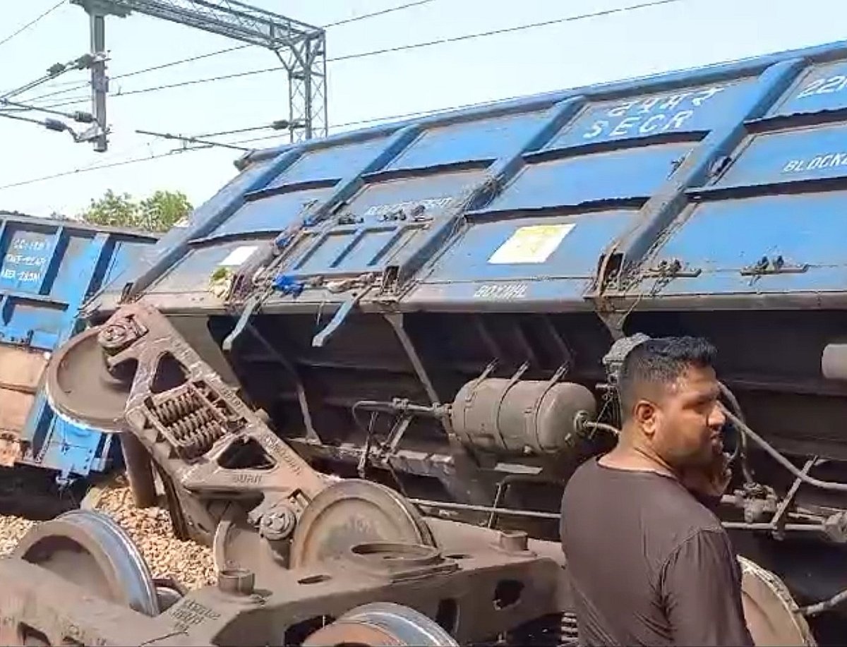 फरीदाबाद में रेल हादसा, पटरी से उतरे मालगाड़ी के 2 डिब्बे, कोयला लेकर दिल्ली की तरफ जा रही थी