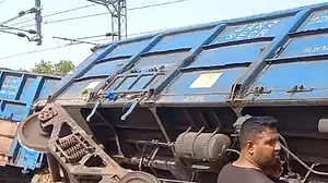 फरीदाबाद में रेल हादसा, पटरी से उतरे मालगाड़ी के 2 डिब्बे, कोयला लेकर दिल्ली की तरफ जा रही थी