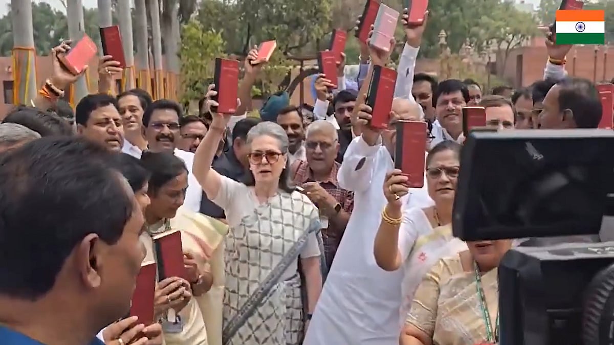 INDIA गठबंधन के सांसदों ने संसद परिसर में संविधान की प्रति लेकर किया प्रदर्शन, सोनिया गांधी समेत कई सांसद हुए शामिल