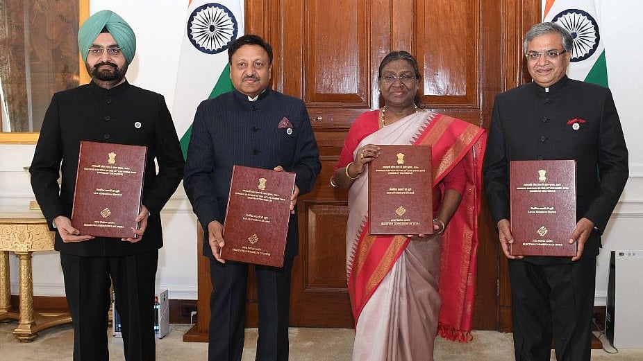 चुनाव आयोग ने राष्ट्रपति को सौंपी नवनिर्वाचित सांसदों की सूची, देश में लागू आदर्श आचार संहिता हटी