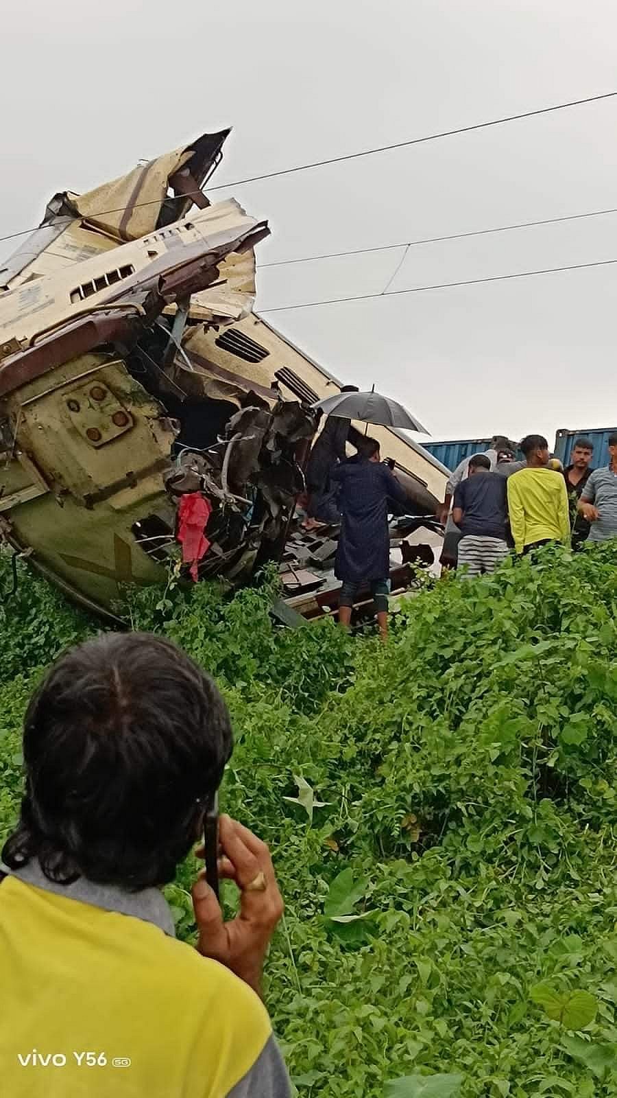 बंगाल में बड़ा रेल हादसा: कंचनजंगा एक्सप्रेस-मालगाड़ी में टक्कर, कई बोगियां पलटीं, अबतक 5 की मौत, कई घायल