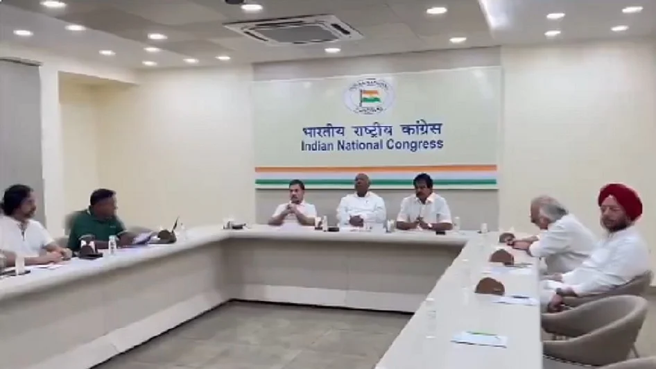 खड़गे और राहुल गांधी ने कांग्रेस के लोकसभा उम्मीदवारों के साथ बैठक की (फोटोः सोशल मीडिया)
