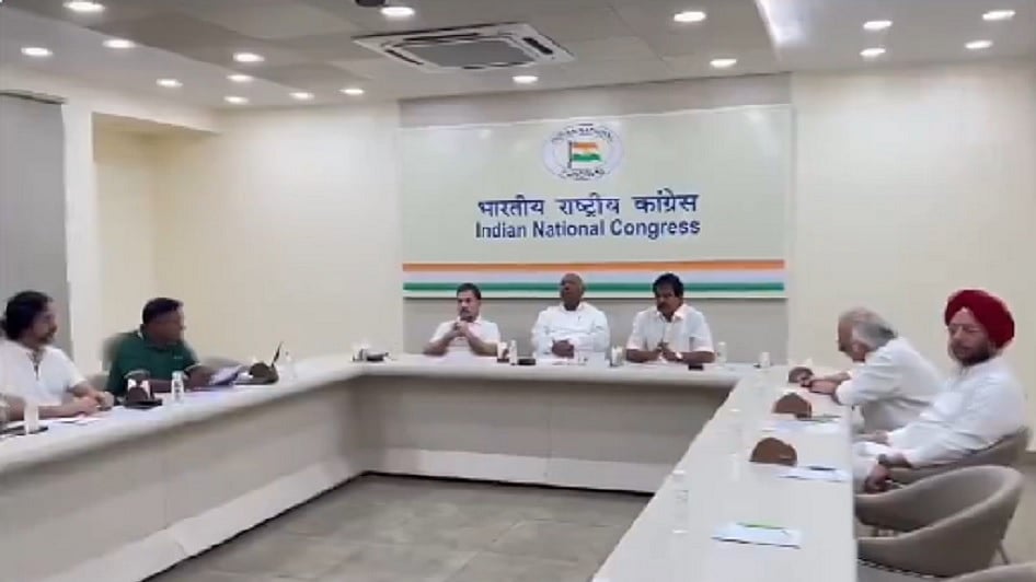 खड़गे और राहुल गांधी ने कांग्रेस के लोकसभा उम्मीदवारों के साथ बैठक की (फोटोः सोशल मीडिया)