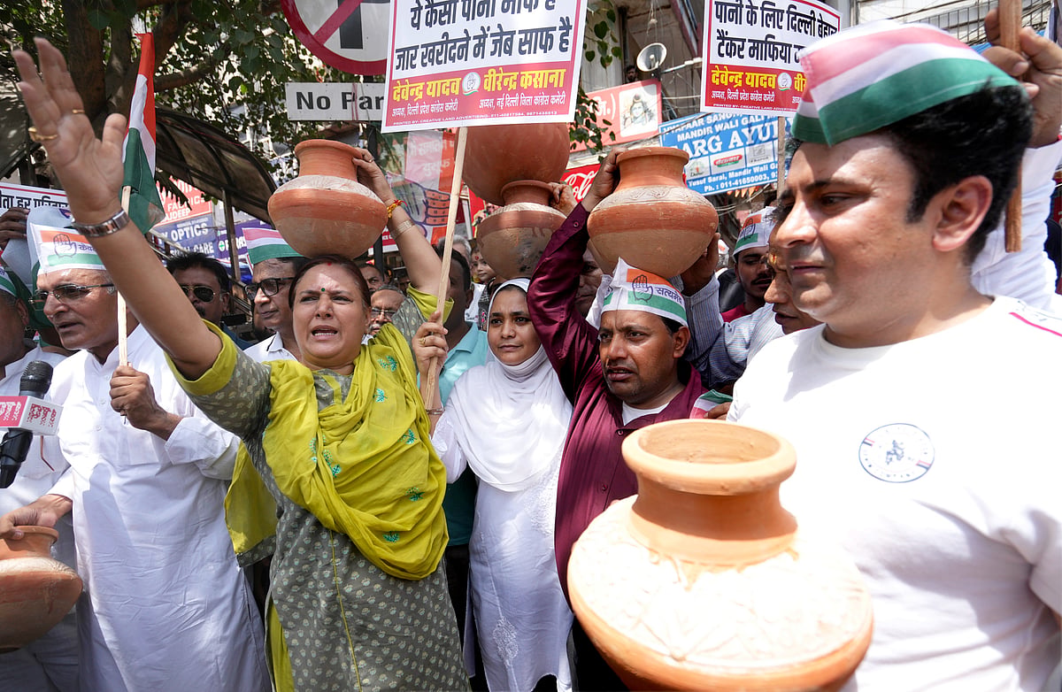 दिल्ली में जल सकंट को लेकर कांग्रेस का अनोखा प्रदर्शन, सिर पर मटका और हाथ में झंडा लेकर केजरीवाल के खिलाफ की नारेबाजी 