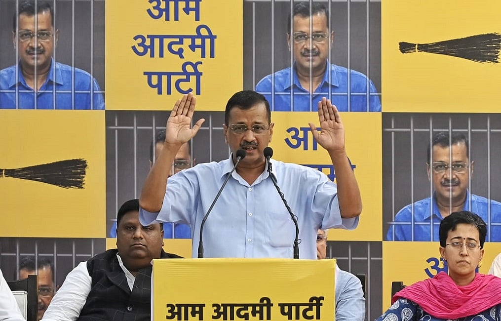 दिल्लीः सीएम केजरीवाल ने तिहाड़ जेल में सरेंडर  किया, जाने से पहले बच्चों को लगाया गले, माता-पिता के छुए पैर