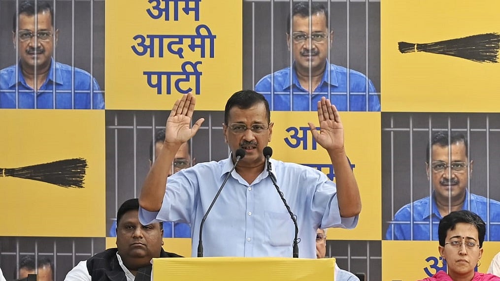 सीएम केजरीवाल ने तिहाड़ जेल में सरेंडर  किया, जाने से पहले बच्चों को लगाया गले, माता-पिता के छुए पैर (फोटोः विपिन)