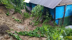 सिक्किम में बारिश-भूस्खलन के कारण 1200 से अधिक पर्यटक फंसे, 15 विदेशी नागरिक भी शामिल