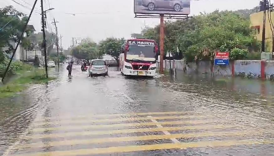 अयोध्या में बारिश के कारण रामपथ पर फिर भरा पानी, कई मोहल्लों में जलभराव, कई जगह सड़कें धंसी