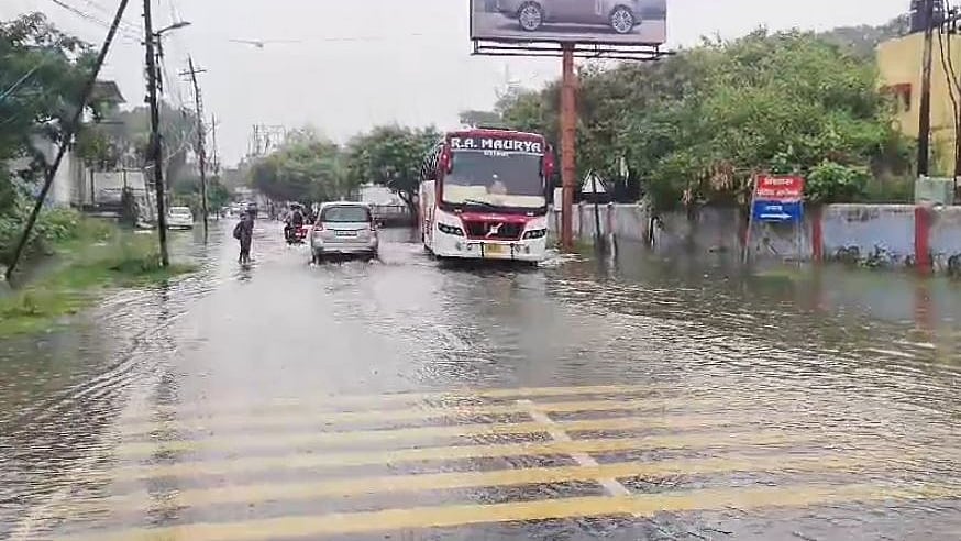अयोध्या में कुछ घंटे की बारिश के बाद रामपथ पर पानी भरा