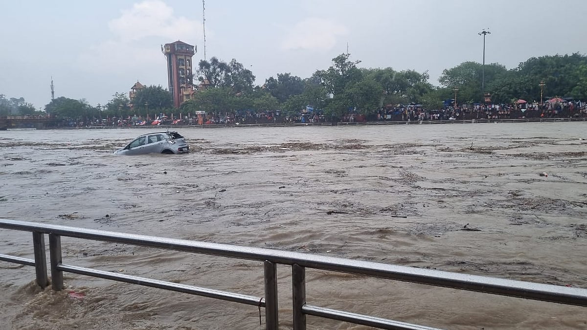 उत्तराखंड: मानसून की पहली बारिश में हरिद्वार में तिनके की तरह बही गंगा नदी में कारें, देखें वीडियो