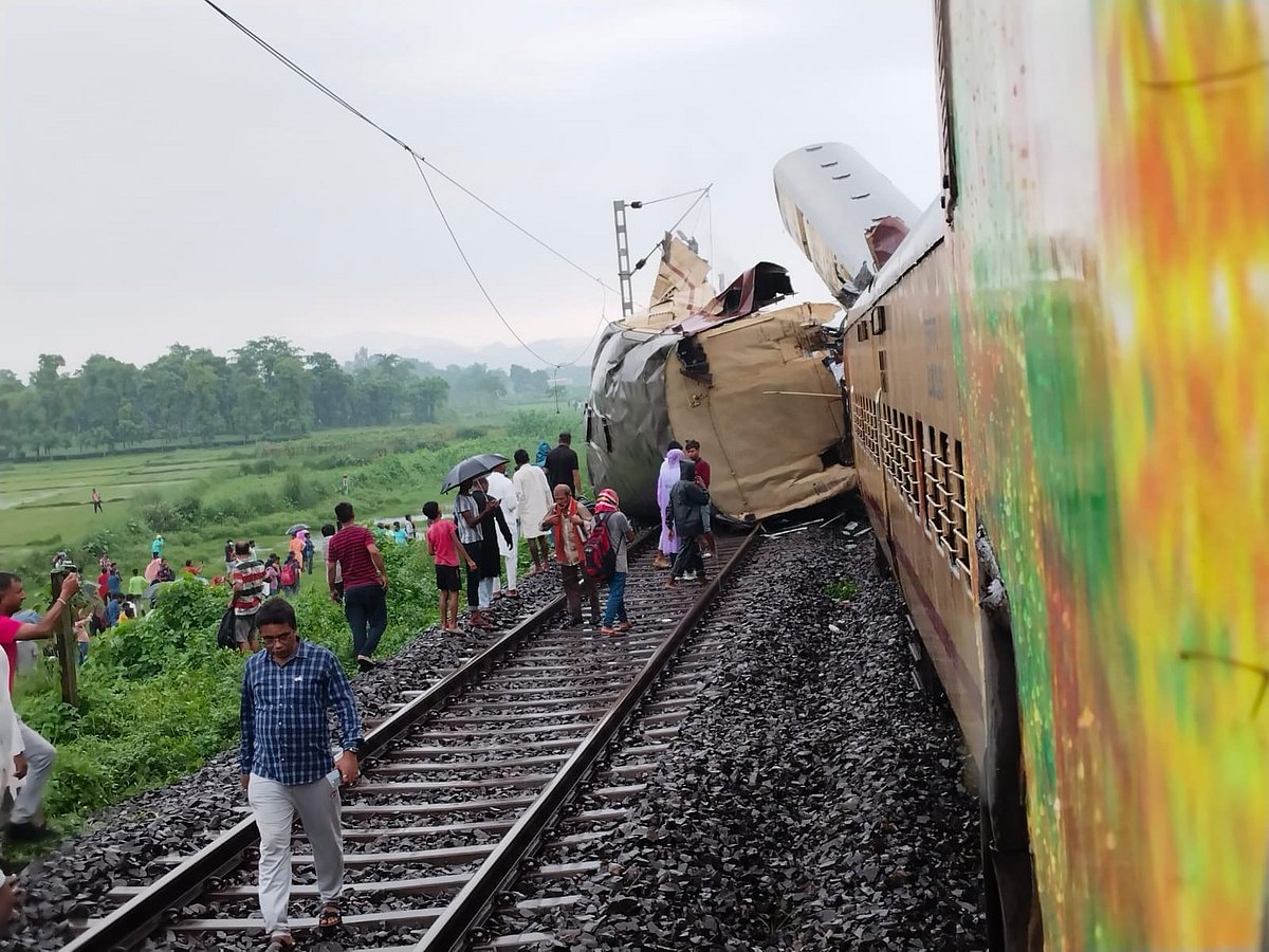 बंगाल में बड़ा रेल हादसा: कंचनजंगा एक्सप्रेस-मालगाड़ी में टक्कर, कई बोगियां पलटीं, अबतक 5 की मौत, कई घायल