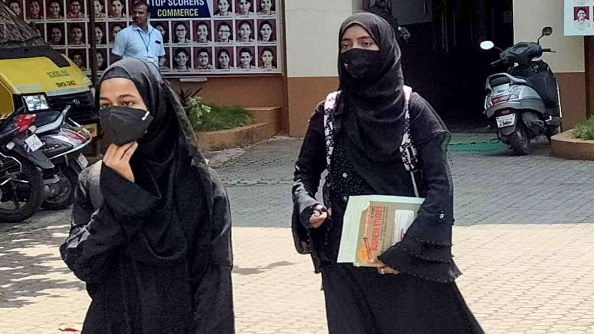 कोलकाता: हिजाब नहीं पहनने के अनुरोध के कारण शिक्षिका ने कॉलेज जाना बंद किया, दिया इस्तीफा, मचा बवाल