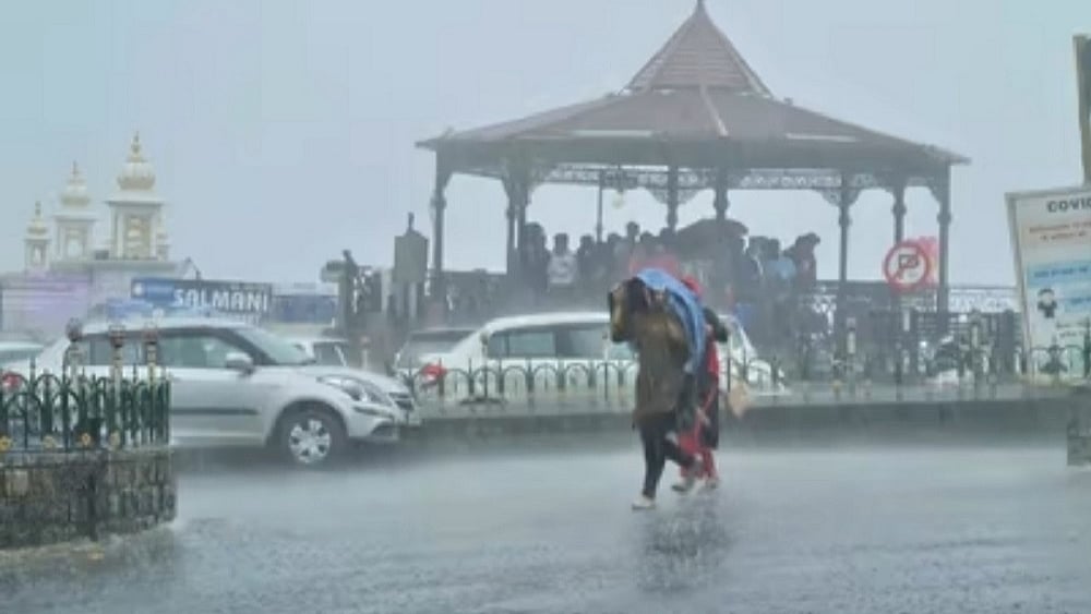 उत्तराखंड में भारी बारिश, अगले दो दिन के लिए रेड अलर्ट जारी, लोगों से सतर्क रहने की अपील