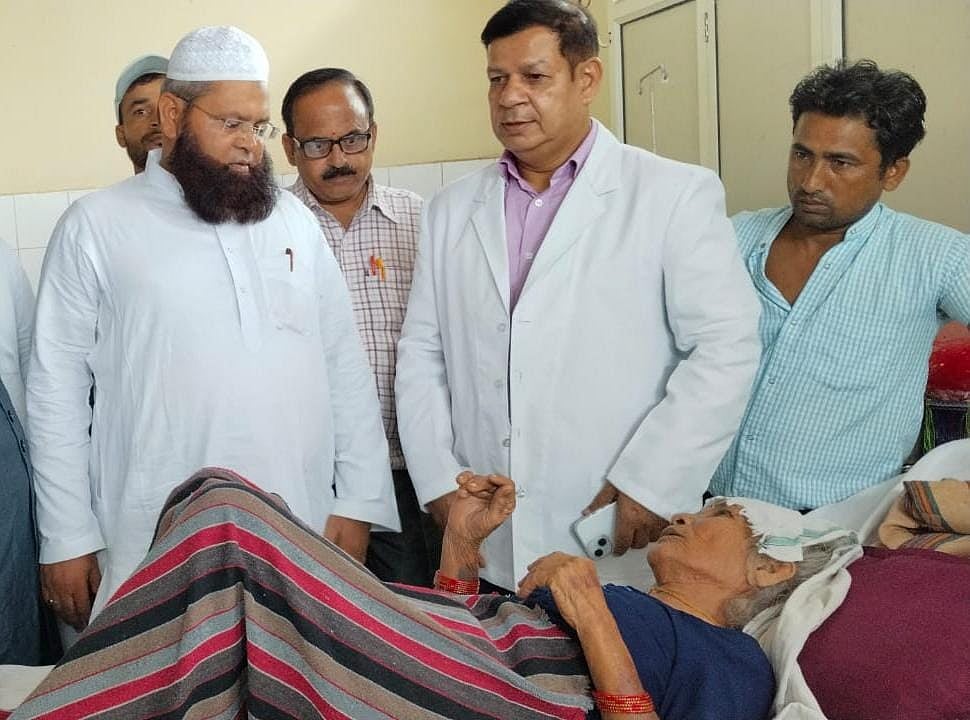 हाथरस हादसे के पीड़ितों की जमीयत उलमा-ए-हिंद ने की आर्थिक मदद, मौलाना अरशद मदनी घायलों से मिले