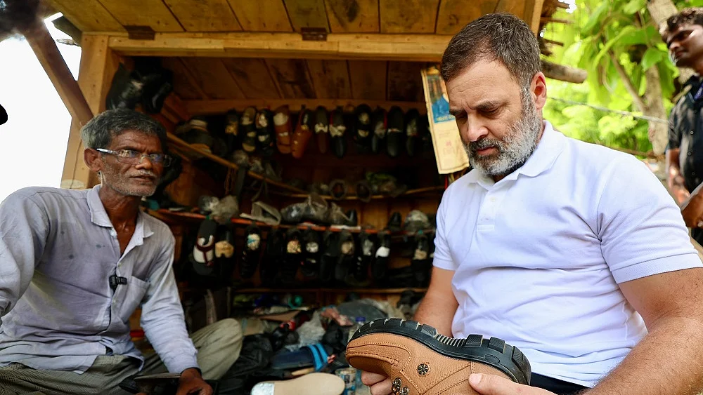 राहुल गांधी अचानक गाड़ी रुकवाकर मोची की दुकान पर पहुंचे, बातचीत कर जानी उनकी समस्याएं