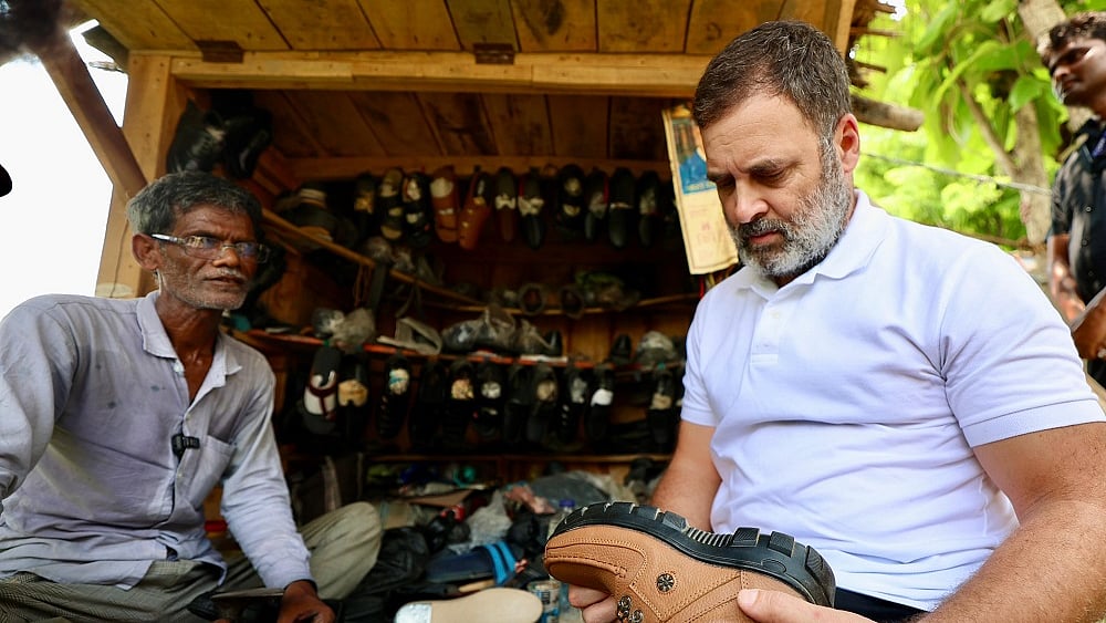 राहुल गांधी अचानक गाड़ी रुकवाकर मोची की दुकान पर पहुंचे, बातचीत कर जानी उनकी समस्याएं