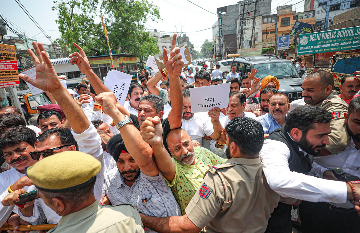 जम्मू-कश्मीर: आतंकवाद पर लगाम लगाने में बीजेपी सरकार 'विफल', कांग्रेस ने किया प्रदर्शन