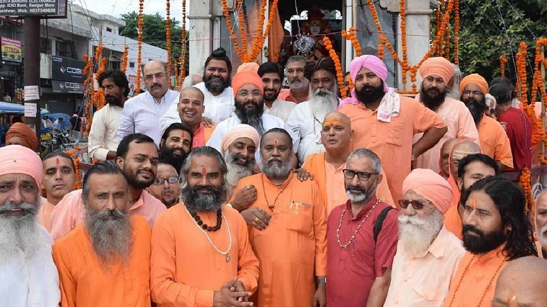 अखाड़ा परिषद ने पैसे बनाने के आरोप में 13 महामंडलेश्वरों को किया निष्कासित, 112 संतों को दिया नोटिस
