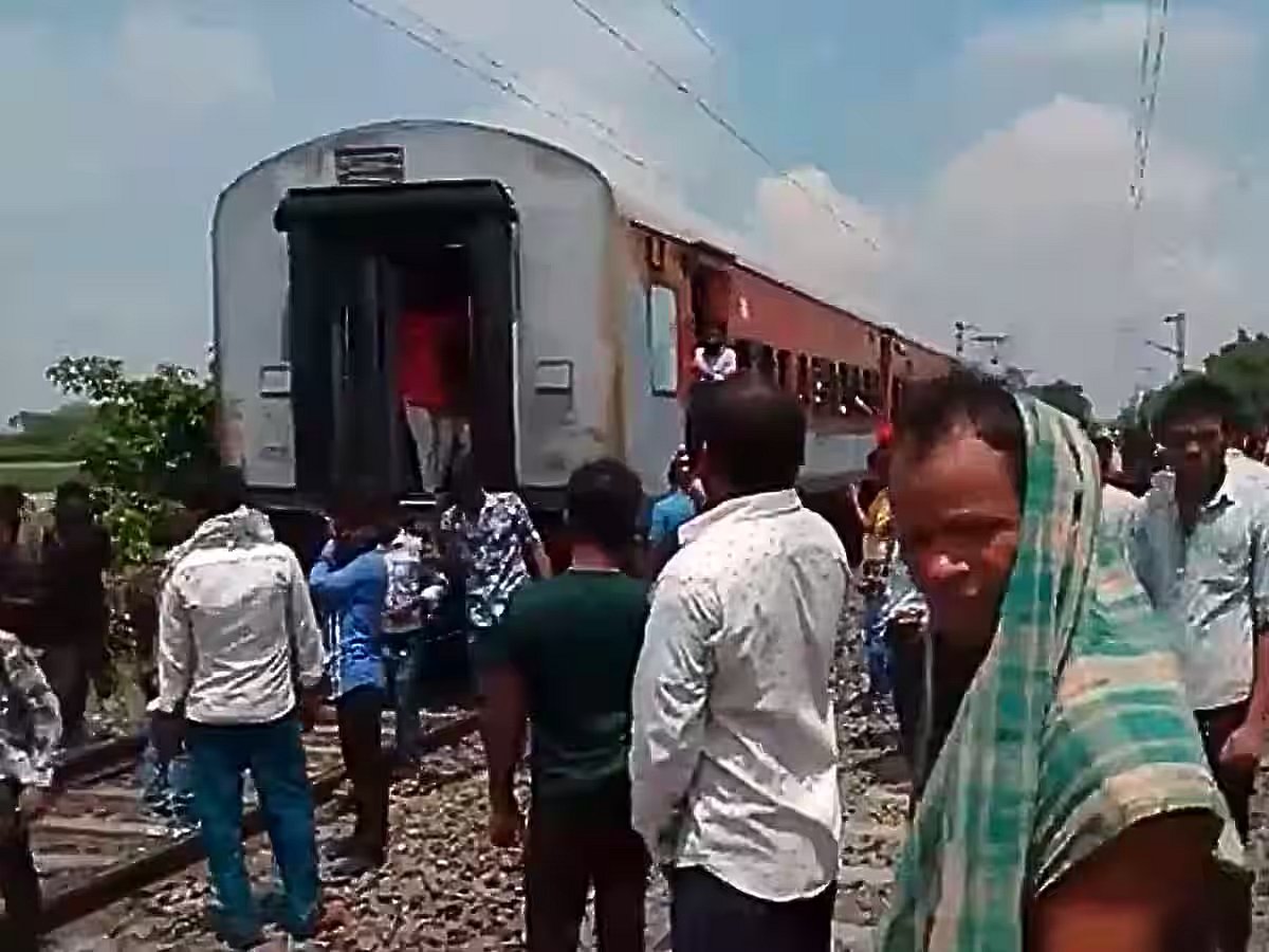 29 जुलाई को बिहार के समस्तीपुर में संपर्क क्रांति एक्सप्रेस ट्रेन दो हिस्सों में बंटी गई। दरभंगा से नई दिल्ली जा रही बिहार संपर्क क्रांति एक्सप्रेस ट्रेन दो हिस्सों में बंट गई। इस हादसे में किसी के हताहत होने की खबर नहीं है।