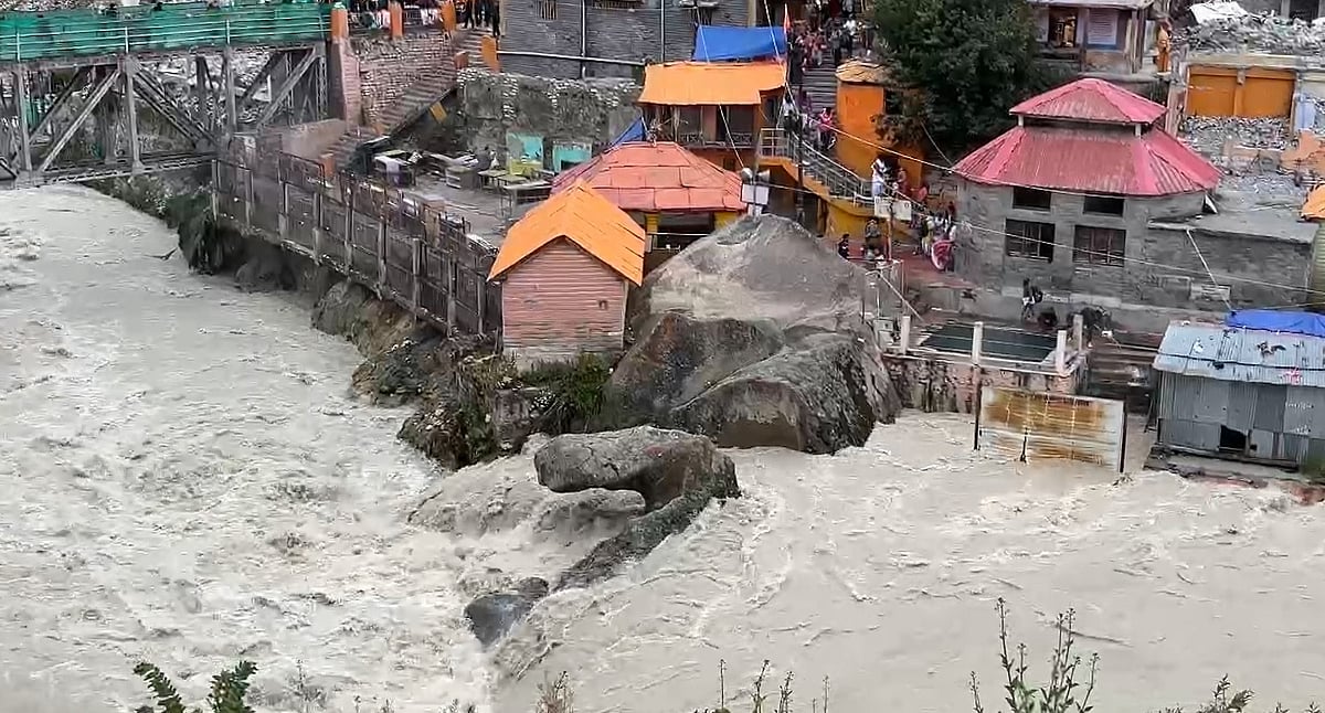 बद्रीनाथ: अलकनंदा नदी का रौद्र रूप! तप्तकुंड को कराया गया खाली,  मास्टर प्लान के कार्यों का वैकल्पिक मार्ग भी बहा