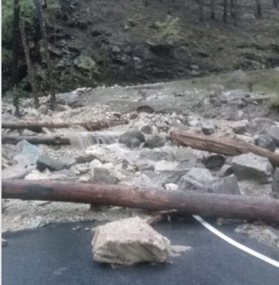 उत्तराखंड में बरस रही 'आफत की बारिश', उत्तरकाशी के मोरी में भूस्खलन, मलबा हटाने का काम जारी