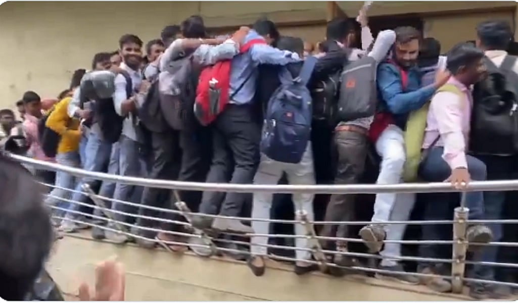 नौकरी के लिए धक्के खाती युवाओं की भीड़ ने खोली गुजरात मॉडल की पोल