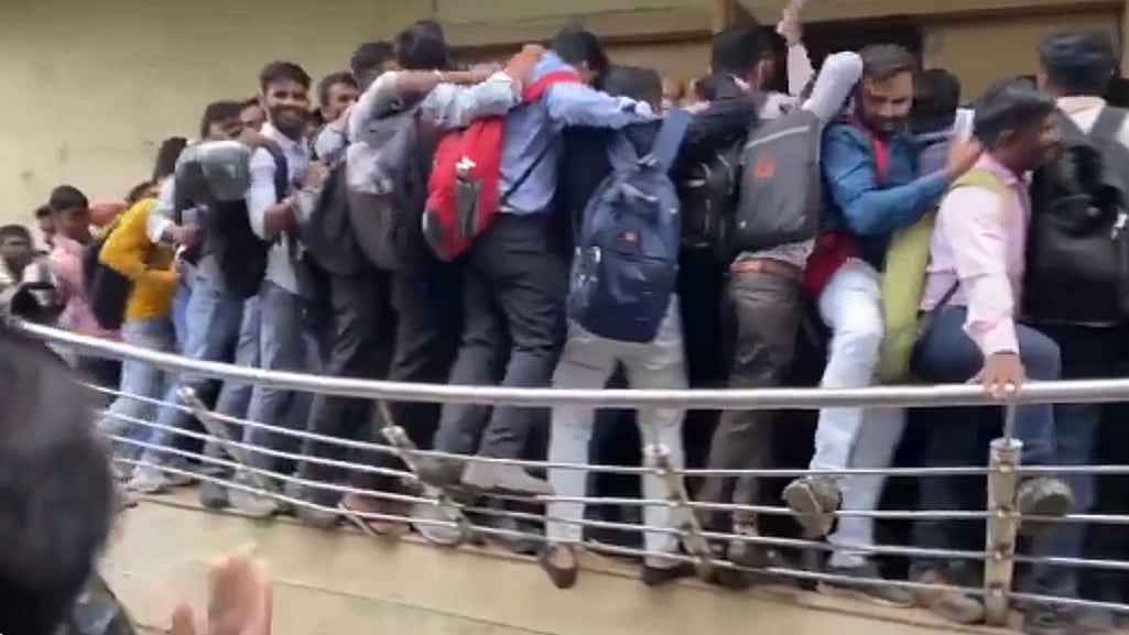 नौकरी के लिए धक्के खाती युवाओं की भीड़ ने खोली गुजरात मॉडल की पोल