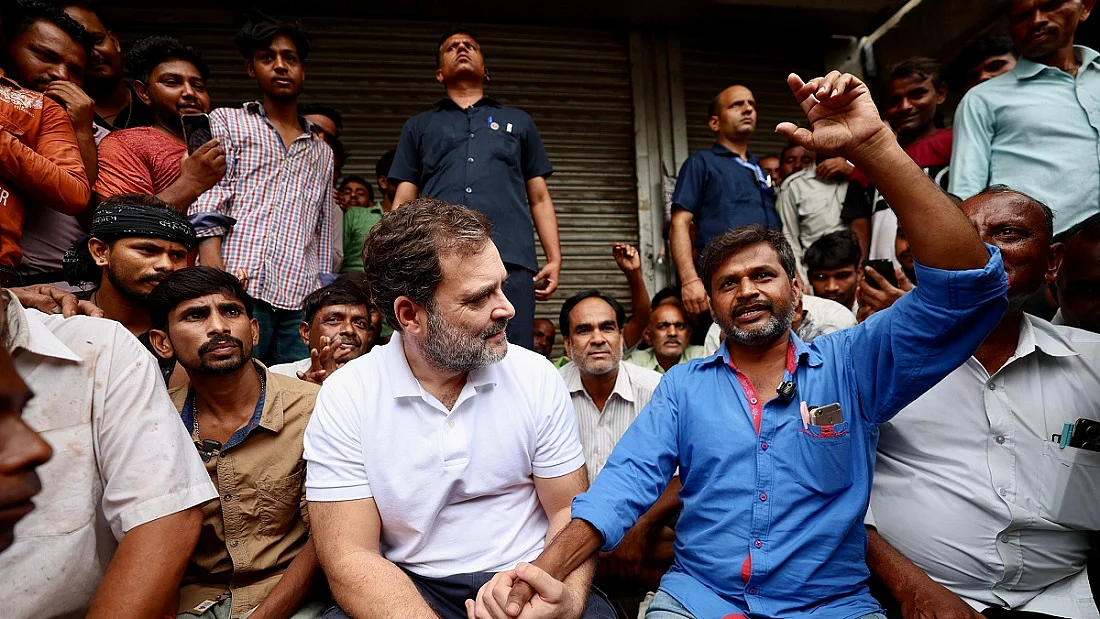 राहुल गांधी दिल्ली में दिहाड़ी मजदूरों से मिले, साथ बैठकर जानी समस्याएं (फोटोः @INCIndia)