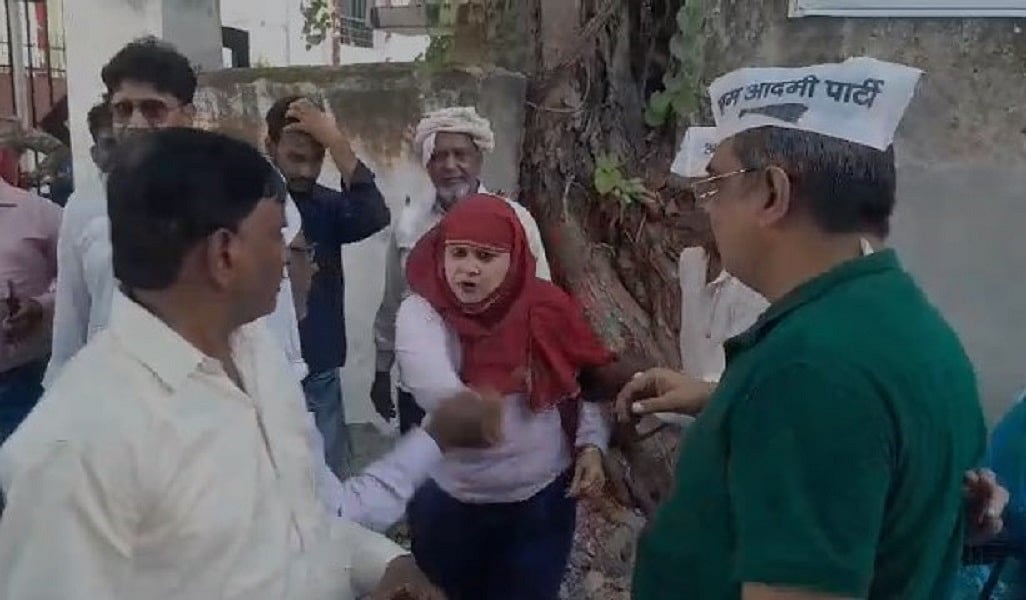 अलीगढ़ में AAP की महिला कार्यकर्ता ने की पार्टी के पदाधिकारी की पिटाई, शोषण का लगाया आरोप