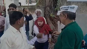 अलीगढ़ में AAP की महिला कार्यकर्ता ने की पार्टी के पदाधिकारी की पिटाई, शोषण का लगाया आरोप
