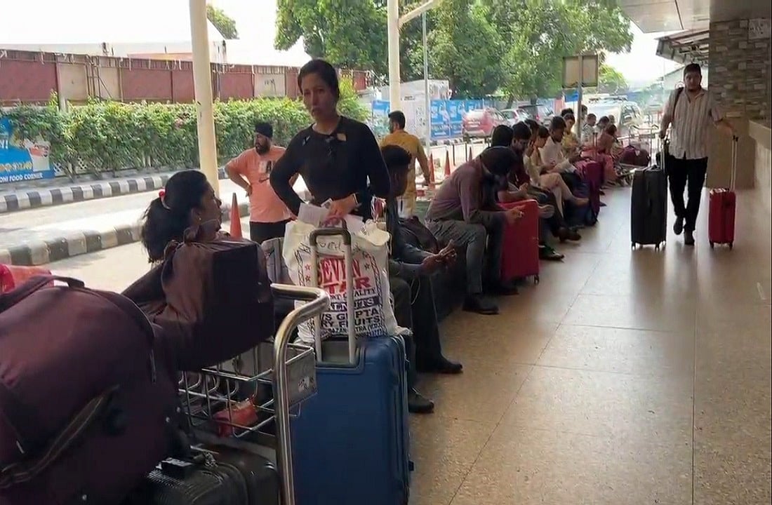 माइक्रोसॉफ्ट सर्वर में गड़बड़ी से कई एयरपोर्ट पर उड़ानें ठप, अव्यवस्था से मची अफरातफरी, यात्री हुए परेशान