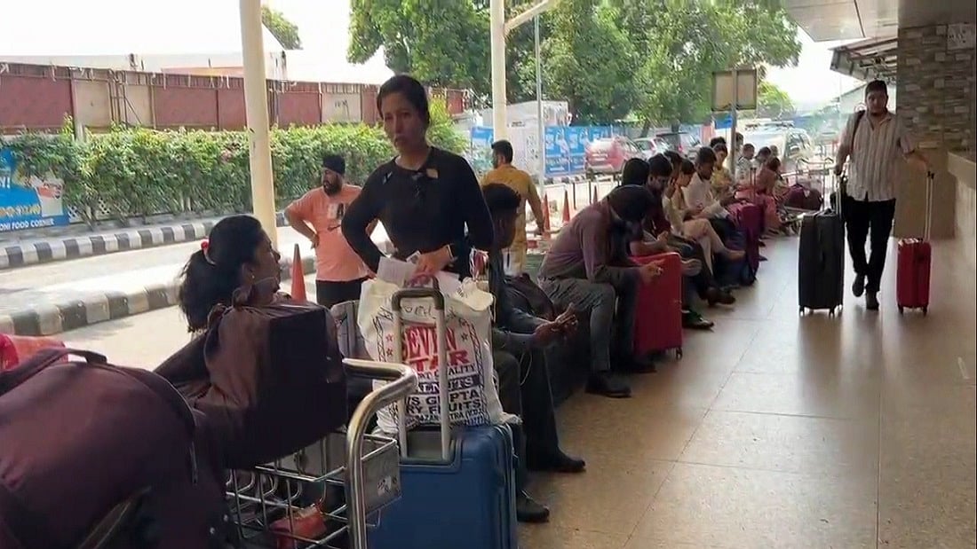माइक्रोसॉफ्ट सर्वर में गड़बड़ी से कई एयरपोर्ट पर उड़ानें ठप, अव्यवस्था से यात्री हुए परेशान