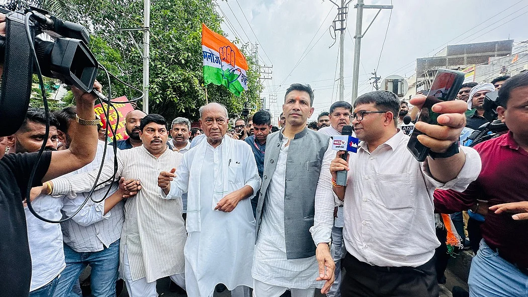 मध्य प्रदेश में नर्सिंग घोटाले के खिलाफ सड़क पर उतरे कांग्रेस नेता, विश्वास सारंग के खिलाफ FIR की मांग
