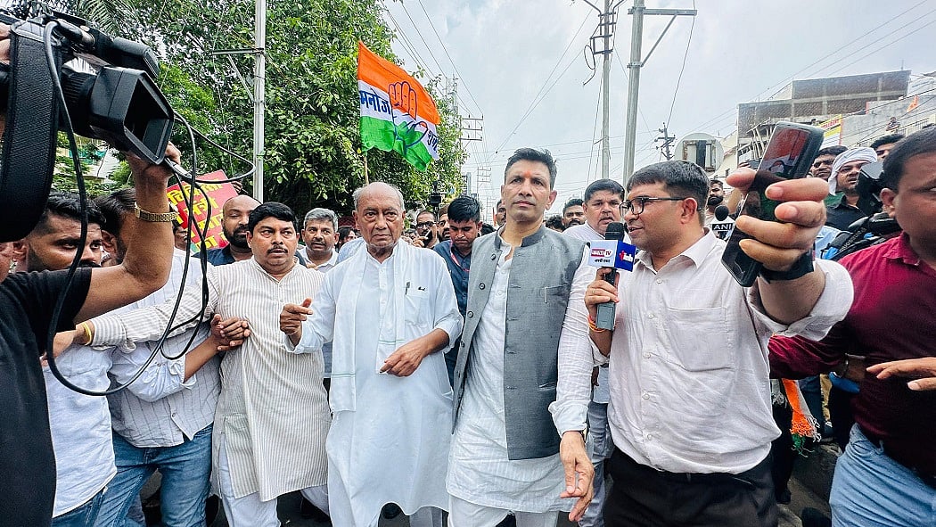 मध्य प्रदेश में नर्सिंग घोटाले के खिलाफ सड़क पर उतरे कांग्रेस नेता, विश्वास सारंग के खिलाफ FIR की मांग