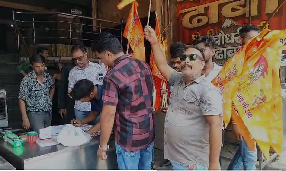 यूपी के अलीगढ़ में सुप्रीम कोर्ट के आदेश की उड़ाई गई धज्जियां, हिंदू संगठनों ने दुकानों पर लगाई नेमप्लेट