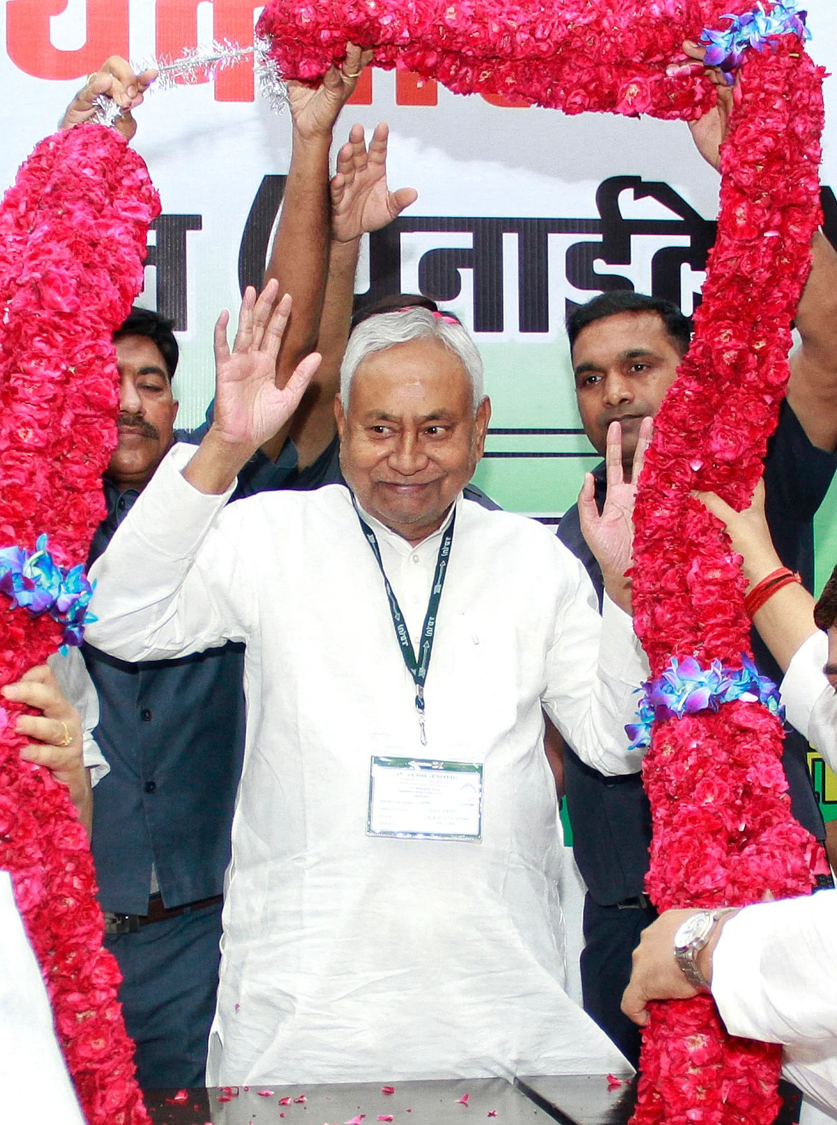 बिहार के मुख्यमंत्री नीतीश कुमार पटना में 
झारखंड के पूर्व सीएम सरयू राय से मिले