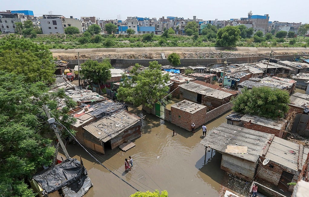 दिल्ली पर बाढ़ का खतरा! बवाना में मुनक नहर के बांध की दीवार टूटी, आसपास के इलाकों में घुसा पानी