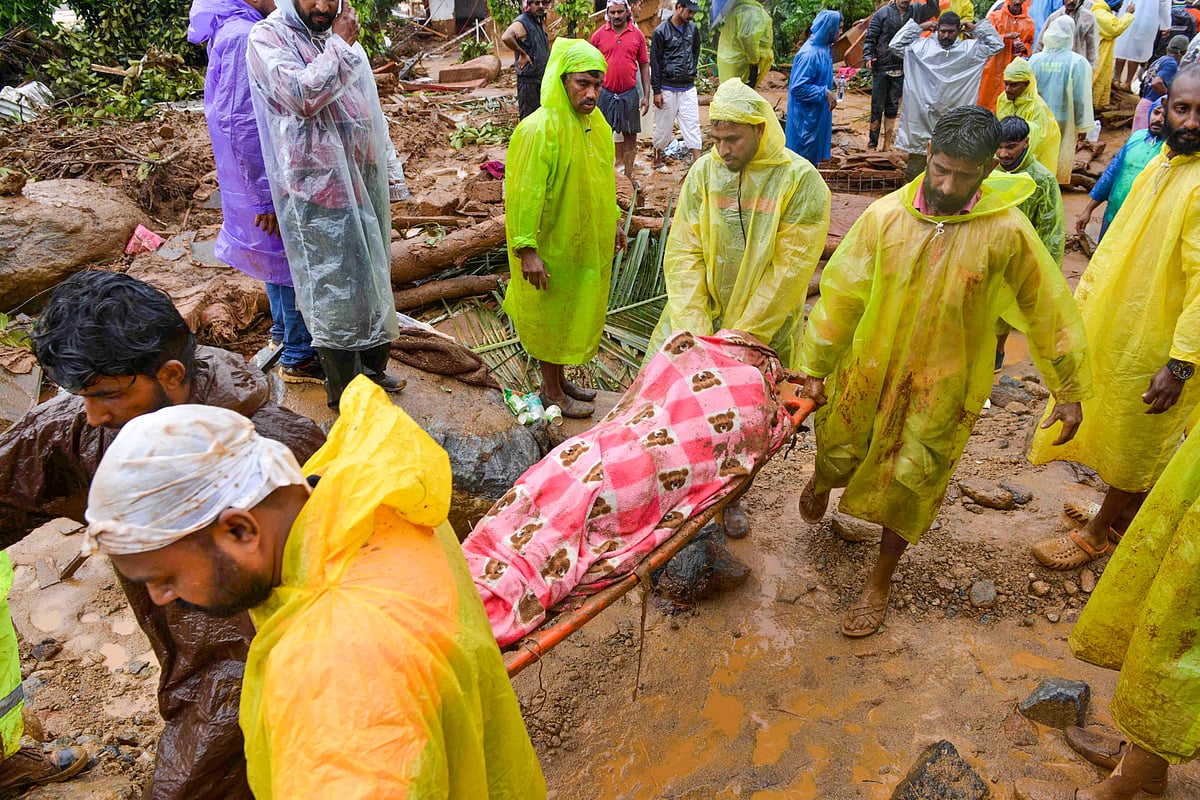 वायनाड भूस्खलन में अब तक 123 लोगों की मौत, 128 घायल, सैकड़ों लोगों के मलबे में फंसे होने की आशंका 