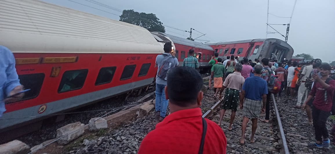 21 जुलाई को बंगाल में एक मालगाड़ी ने सियालदह जाने वाली कंचनजंगा एक्सप्रेस को पीछे से टक्कर मार दी। टक्कर लगने से कंचनजंगा एक्सप्रेस की कई बोगियां पटरी से उतर गई। इस हादसे में 8 लोगों की मौत हो गई थी।