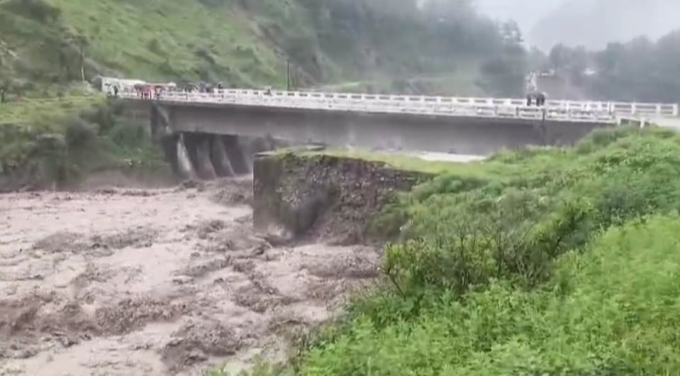 उत्तराखंड में आसमान से बरस रही आफत की बारिश! पिथौरागढ़ में क्षतिग्रस्त हुआ पुल, 70 परिवारों का टूटा संपर्क