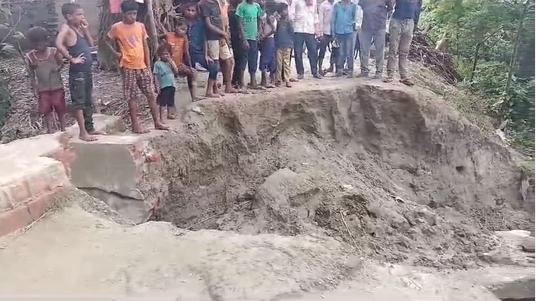 अब मोतिहारी में ध्वस्त हुई पुलिया, तेजस्वी बोले- डबल इंजन सरकार में पुल-पुलिया गिरना बनी परंपरा